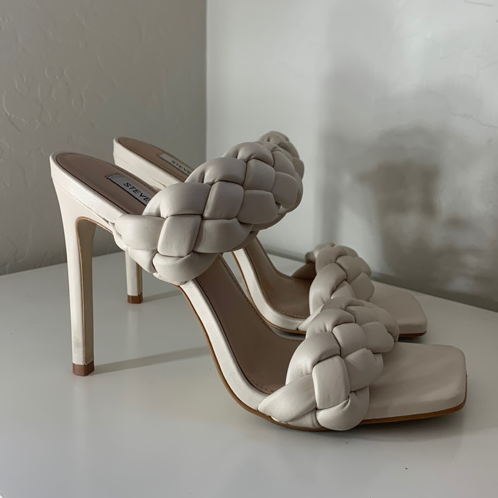Steve Madden Kenley Sandal in Off White